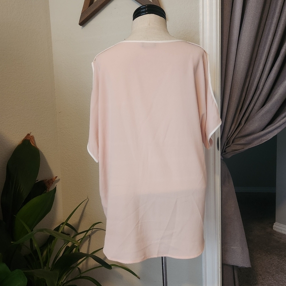 Vince Camuto Blouse ๐ - Picture 3 of 9